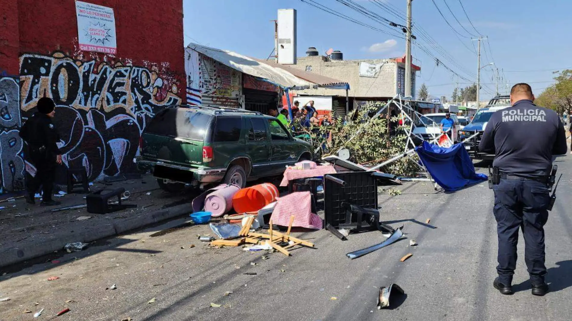 Sujeto arrolla a personas durante na persecución